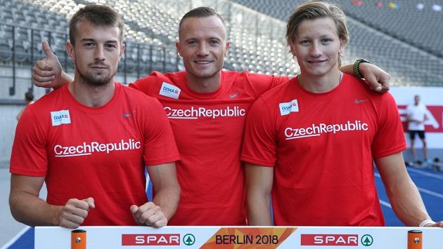 Jan Veleba mezi svými sprinterskými kolegy Zdeňkem Stromšíkem (vlevo) a Dominikem Záleským. Jan Veleba mezi svými sprinterskými kolegy Zdeňkem Stromšíkem (vlevo) a Dominikem Záleským.