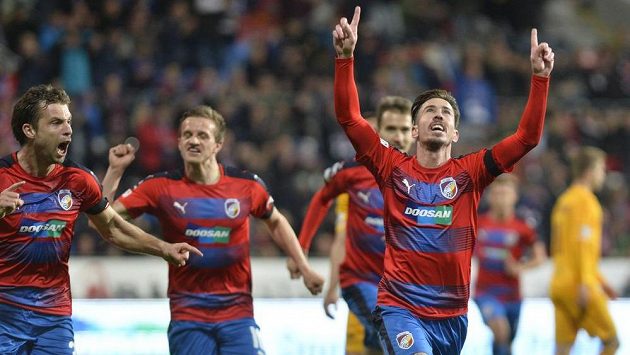 Radost plzeňských hráčů z gólu. Střelec Milan Petržela vysílá svým gestem jasný vzkaz. Radost plzeňských hráčů z gólu. Střelec Milan Petržela vysílá svým gestem jasný vzkaz.