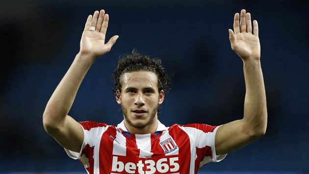 Fotbalista Stoke City Ramadan Sobhi v utkání proti Manchesteru City. Fotbalista Stoke City Ramadan Sobhi v utkání proti Manchesteru City.