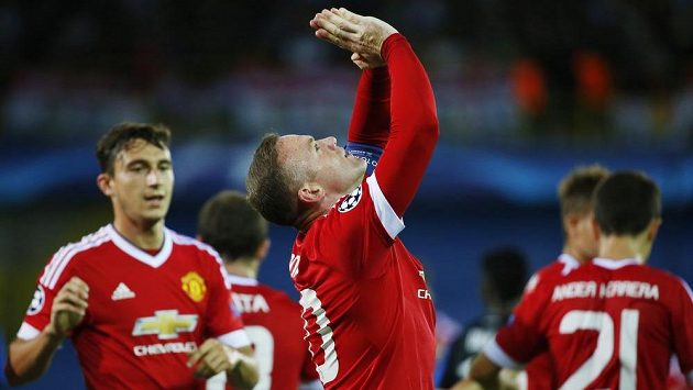 Útočník Manchesteru United Wayne Rooney se raduje z gólu během odvety play off Ligy mistrů proti Bruggám. Útočník Manchesteru United Wayne Rooney se raduje z gólu během odvety play off Ligy mistrů proti Bruggám.