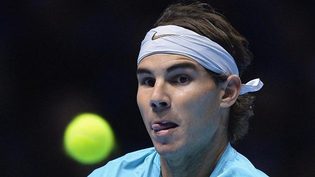 Španělský tenista Rafael Nadal se soustředí na úder v utkání s Rogerem Federerem v semifinále Turnaje mistrů. Španělský tenista Rafael Nadal se soustředí na úder v utkání s Rogerem Federerem v semifinále Turnaje mistrů.