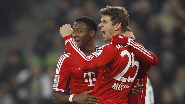 Fotbalisté bayernu Mnichov Thomas Müller a David Alaba (vlevo) se radují z gólu proti Mönchengladbachu. Fotbalisté bayernu Mnichov Thomas Müller a David Alaba (vlevo) se radují z gólu proti Mönchengladbachu.