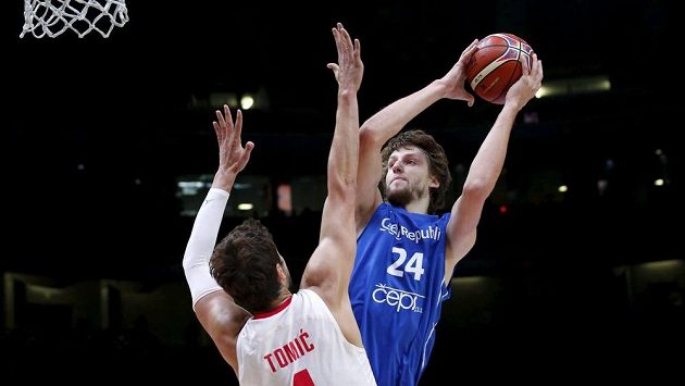Jan Veselý (vpravo) zakončuje přes blok Chorvata Ante Tomiče. Jan Veselý (vpravo) zakončuje přes blok Chorvata Ante Tomiče.