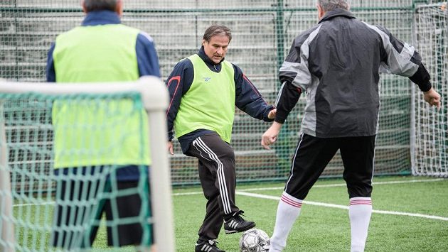 Pořád to tam je. Jan Fiala při fotbálku staré gardy na Julisce může vzpomínat, že uhlídal i Maradonu. Pořád to tam je. Jan Fiala při fotbálku staré gardy na Julisce může vzpomínat, že uhlídal i Maradonu.