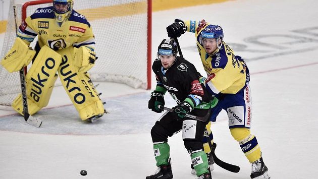 Uprostřed Petr Holík z Boleslavi a za ním vpravo Pavel Sedláček ze Zlína. V brance Zlína Tomáš Štůrala (vlevo). Uprostřed Petr Holík z Boleslavi a za ním vpravo Pavel Sedláček ze Zlína. V brance Zlína Tomáš Štůrala (vlevo).