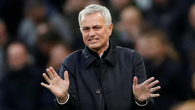 Kouč Tottenhamu Hotspur José Mourinho gestikuluje v utkání Premier League proti Bournemouthu. Kouč Tottenhamu Hotspur José Mourinho gestikuluje v utkání Premier League proti Bournemouthu.