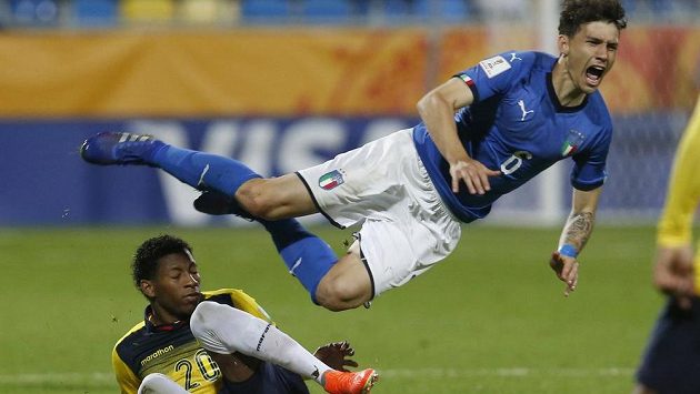 Ekvádorský fotbalista Gonzalo Plata (vlevo) zastavil v boji o bronz na MS hráčů do 20 let Itala Davide Bettellu nedovoleně. Po prodloužení ale mohl slavit, Ekvádor vyhrál 1:0 a bere třetí místo. Ekvádorský fotbalista Gonzalo Plata (vlevo) zastavil v boji o bronz na MS hráčů do 20 let Itala Davide Bettellu nedovoleně. Po prodloužení ale mohl slavit, Ekvádor vyhrál 1:0 a bere třetí místo.