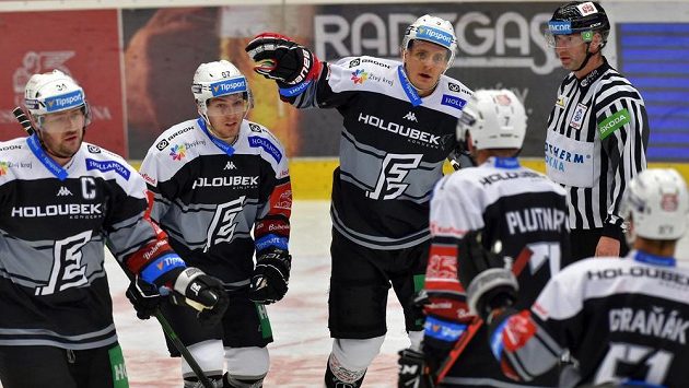 Karlovarská hokejová radost! Z gólu v plzeňské síti se radují zleva Václav Skuhravý, Jan Hladonik, Tomáš Vondráček (střelec gólu) a Michal Plutnar. Karlovarská hokejová radost! Z gólu v plzeňské síti se radují zleva Václav Skuhravý, Jan Hladonik, Tomáš Vondráček (střelec gólu) a Michal Plutnar.