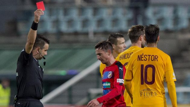 Milan Petržela z Plzně (uprostřed) dostává červenou kartu od rozhodčího Jana Jílka. Milan Petržela z Plzně (uprostřed) dostává červenou kartu od rozhodčího Jana Jílka.