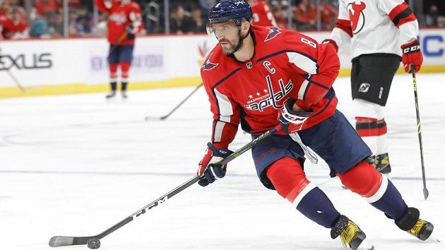 Ruský hokejista Alexandr Ovečkin během přípravného utkání na nový ročník NHL. Ruský hokejista Alexandr Ovečkin během přípravného utkání na nový ročník NHL.