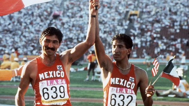 Ve věku 61 let zemřel někdejší špičkový mexický chodec Ernesto Canto, olympijský vítěz a mistr světa v závodech na 20 km. (na archivním snímku vpravo) Ve věku 61 let zemřel někdejší špičkový mexický chodec Ernesto Canto, olympijský vítěz a mistr světa v závodech na 20 km. (na archivním snímku vpravo)