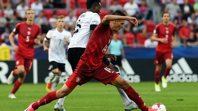 Český útočník Patrik Schick bojuje o míč s německým obráncem Gideonem Jungem. Český útočník Patrik Schick bojuje o míč s německým obráncem Gideonem Jungem.