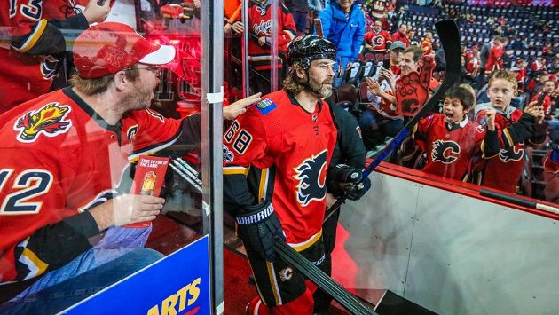 Jaromír Jágr nastupuje k prvnímu domácímu utkání v dresu Calgary. Jaromír Jágr nastupuje k prvnímu domácímu utkání v dresu Calgary.