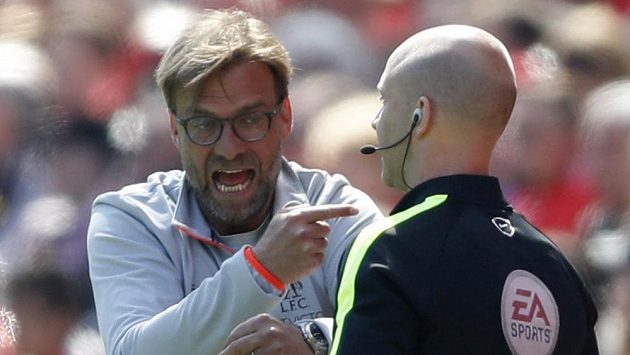 Trenér Liverpoolu JÜrgen Klopp se během duelu se Southamptonem hodně vztekal. A to i směrem k rozhodčím. Trenér Liverpoolu JÜrgen Klopp se během duelu se Southamptonem hodně vztekal. A to i směrem k rozhodčím.