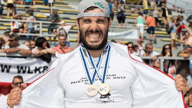 Takto slavil Josef Dostál své medaile na loňském mistrovství světa v Račicích. Takto slavil Josef Dostál své medaile na loňském mistrovství světa v Račicích.