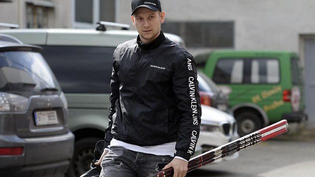 Útočník Michal Bulíř na pondělním snímku, kdy přicházel na sraz české hokejové reprezentace v pražském Edenu. Útočník Michal Bulíř na pondělním snímku, kdy přicházel na sraz české hokejové reprezentace v pražském Edenu.