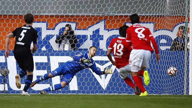 Záložník Ku Ča-čchol (druhý zprava) z Mohuče srovnává z penalty skóre proti Paderbornu na 2:2. Záložník Ku Ča-čchol (druhý zprava) z Mohuče srovnává z penalty skóre proti Paderbornu na 2:2.
