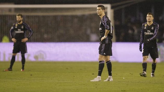 Zklamaní fotbalisté Realu Madrid v čele s Cristianem Ronaldem. Zklamaní fotbalisté Realu Madrid v čele s Cristianem Ronaldem.