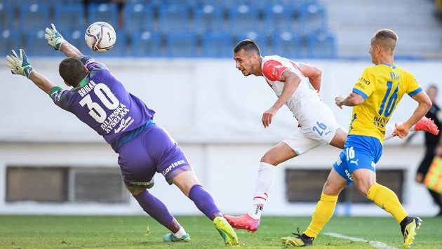Ivan Schranz ze Slavie a jeho gólová hlavička, brankář Teplic Tomáš Grigar se natahuje marně. Ivan Schranz ze Slavie a jeho gólová hlavička, brankář Teplic Tomáš Grigar se natahuje marně.