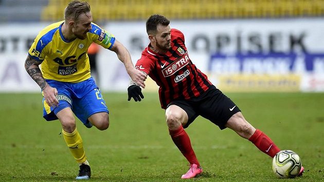 Zleva autor dvou teplických gólů Jakub Hora a Petr Zapalač z Opavy. Zleva autor dvou teplických gólů Jakub Hora a Petr Zapalač z Opavy.