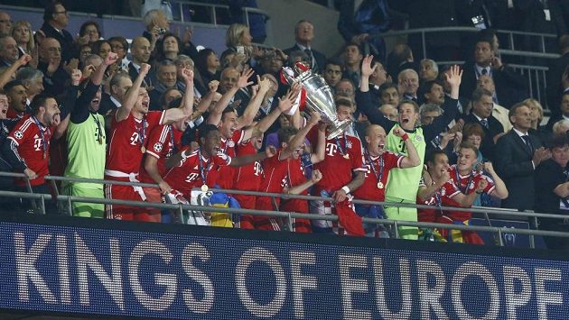 Fotbalisté Bayernu Mnichov oslavují s pohárem pro vítěze Ligy mistrů. Fotbalisté Bayernu Mnichov oslavují s pohárem pro vítěze Ligy mistrů.