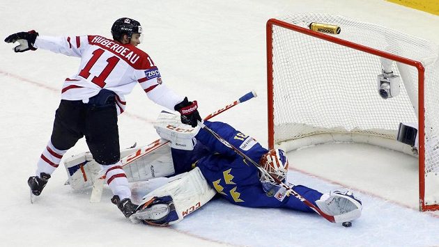 Švédský brankář Anders Nilsson chytá Kanaďanovi Jonathanu Huberdeauovi trestné střílení. Švédský brankář Anders Nilsson chytá Kanaďanovi Jonathanu Huberdeauovi trestné střílení.