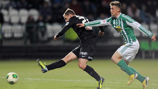 Daniel Krch z Bohemians 1905 (vpravo) se snaží zastavit střelu jabloneckého útočníka Michala Hubníka. Daniel Krch z Bohemians 1905 (vpravo) se snaží zastavit střelu jabloneckého útočníka Michala Hubníka.