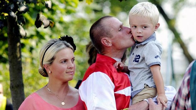 Jaroslav Myška s manželkou (a trenérkou koní) Štěpánkou a synem. Jaroslav Myška s manželkou (a trenérkou koní) Štěpánkou a synem.