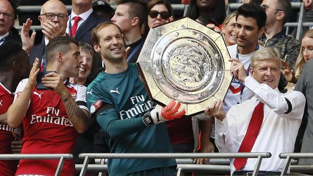 Brankář Petr Čech a manažer Arsenalu Arséne Wenger s trofejí pro vítěze Community Shield. Brankář Petr Čech a manažer Arsenalu Arséne Wenger s trofejí pro vítěze Community Shield.