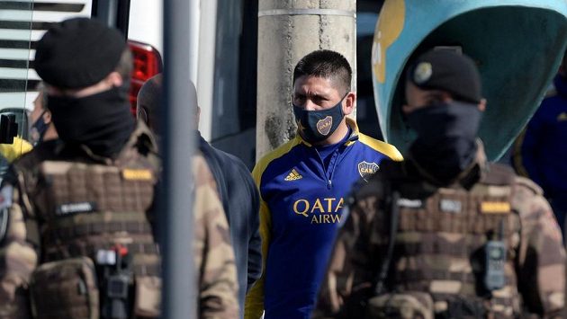 Jeden z hráčů Boky Juniors opouští policejní stanici v Belo Horizonte. Jeden z hráčů Boky Juniors opouští policejní stanici v Belo Horizonte.