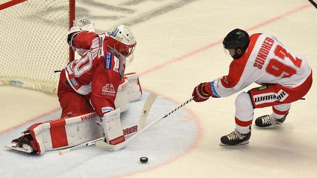 Kanadský útočník Olomouce Kevin Sundher před třineckým brankářem Šimonem Hrubcem. Kanadský útočník Olomouce Kevin Sundher před třineckým brankářem Šimonem Hrubcem.