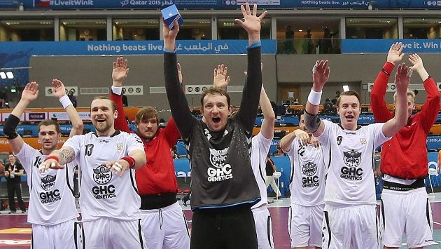 Brankář Petr Štochl (uprostřed) se se spoluhráči raduje z výhry nad Islandem. Brankář Petr Štochl (uprostřed) se se spoluhráči raduje z výhry nad Islandem.