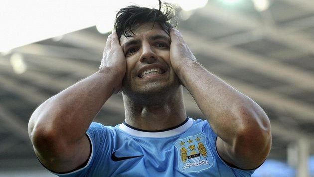 Útočník Manchesteru City Sergio Agüero se po jedné ze svých neproměněných šancí chytá za hlavu. Útočník Manchesteru City Sergio Agüero se po jedné ze svých neproměněných šancí chytá za hlavu.
