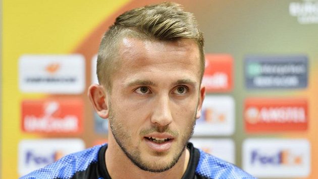 Český útočník Hapoelu Tomáš Pekhart před zápasem s Plzní. Český útočník Hapoelu Tomáš Pekhart před zápasem s Plzní.