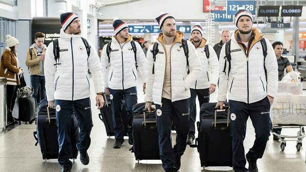 Hokejisté (zleva): Jan Kolář, Tomáš Zohorna, Jakub Nakládal, Michal Jordán a Tomáš Kundrátek během odletu na ZOH 2018 do jihokorejského Pchjongčchangu. Hokejisté (zleva): Jan Kolář, Tomáš Zohorna, Jakub Nakládal, Michal Jordán a Tomáš Kundrátek během odletu na ZOH 2018 do jihokorejského Pchjongčchangu.
