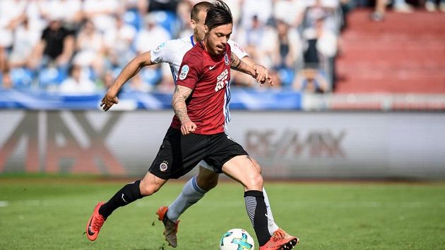 Václav Kadlec ze Sparty střílí gól na 2:2 během utkání v Ostravě. Václav Kadlec ze Sparty střílí gól na 2:2 během utkání v Ostravě.