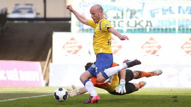 Teplický Ivo Táborský překonává mladoboleslavského brankáře Jana Šedu. Teplický Ivo Táborský překonává mladoboleslavského brankáře Jana Šedu.