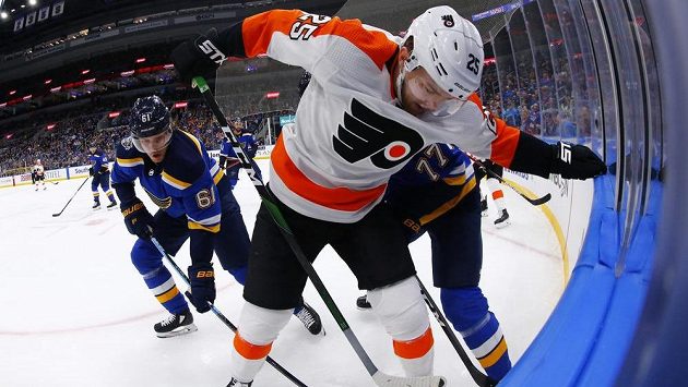 Útočník Philadelphie James van Riemsdyk bojuje u hrazení o puk s Jacobem De La Rosem (č. 61) ze St. Louis. Útočník Philadelphie James van Riemsdyk bojuje u hrazení o puk s Jacobem De La Rosem (č. 61) ze St. Louis.