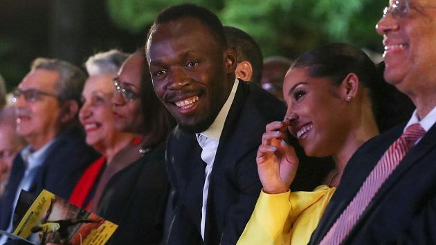 Olympijský vítěz a světový rekordman Usain Bolt při slavnostním ceremoniálu v Kingstonu. Olympijský vítěz a světový rekordman Usain Bolt při slavnostním ceremoniálu v Kingstonu.