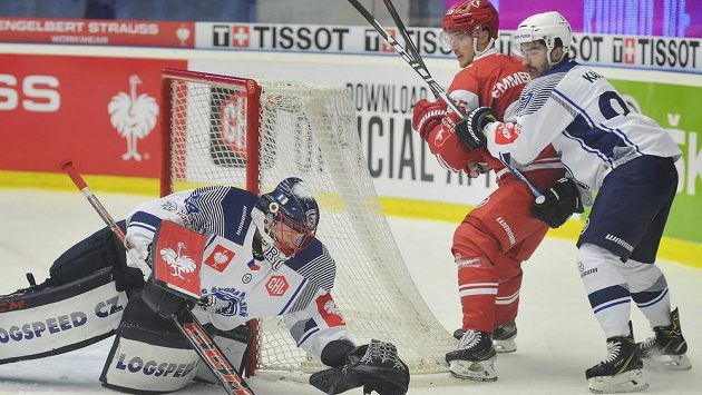 Zleva brankář Plzně Dominik Frodl, Cory Emmerton z Lausanne a Lukáš Kaňák z Plzně. Zleva brankář Plzně Dominik Frodl, Cory Emmerton z Lausanne a Lukáš Kaňák z Plzně.