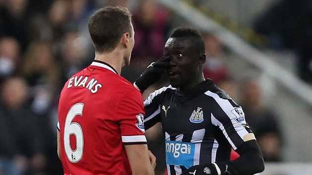 Jonny Evans (vlevo) a Papiss Cissé. Jonny Evans (vlevo) a Papiss Cissé.
