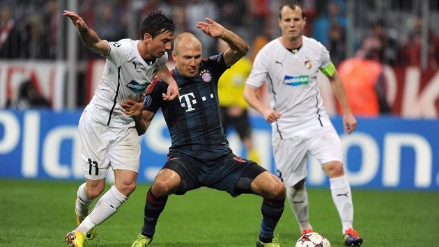 Plzeňský záložník Milan Petržela (vlevo) a Arjen Robben z Bayernu během utkání základní skupiny Ligy mistrů Plzeňský záložník Milan Petržela (vlevo) a Arjen Robben z Bayernu během utkání základní skupiny Ligy mistrů