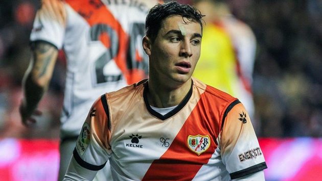 Utkání druhé španělské ligy mezi fotbalisty týmů Rayo Vallecano (na snímku Santi Comesana) a Albacete bylo o poločasové přestávce předčasně ukončeno kvůli tomu, že domácí fanoušci uráželi útočníka hostů Romana Zozulju. Utkání druhé španělské ligy mezi fotbalisty týmů Rayo Vallecano (na snímku Santi Comesana) a Albacete bylo o poločasové přestávce předčasně ukončeno kvůli tomu, že domácí fanoušci uráželi útočníka hostů Romana Zozulju.