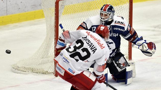 Zleva Jakub Orsava z Hradce Králové a brankář Daniel Dolejš z Vítkovic. Zleva Jakub Orsava z Hradce Králové a brankář Daniel Dolejš z Vítkovic.