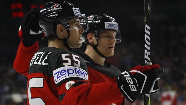 Kanaďan Mark Scheifele slaví se spoluhráči gól v síti Německa během čtvrtfinále mistrovství světa. Kanaďan Mark Scheifele slaví se spoluhráči gól v síti Německa během čtvrtfinále mistrovství světa.