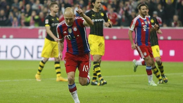 Arjen Robben se raduje z proměněné penalty, kterou rozhodl o výhře Bayernu Mnichov proti Dortmundu. Arjen Robben se raduje z proměněné penalty, kterou rozhodl o výhře Bayernu Mnichov proti Dortmundu.
