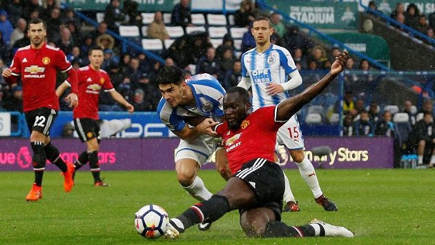 Kanonýr Manchesteru United Romelu Lukaku se na hřišti Huddersfieldu snažil, ale porážce nezabránil. Kanonýr Manchesteru United Romelu Lukaku se na hřišti Huddersfieldu snažil, ale porážce nezabránil.
