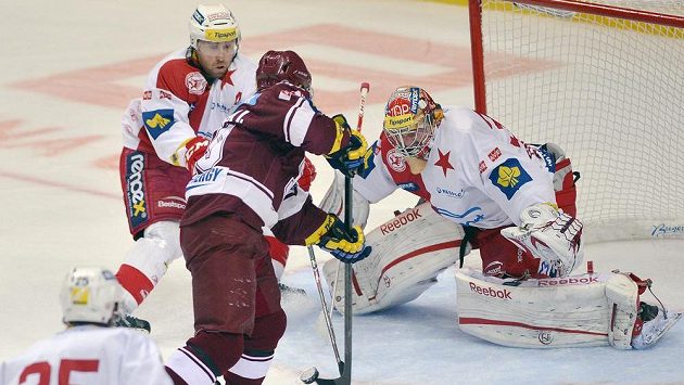 Ivan Rachůnek (druhý zprava) střílí první gól Sparty v derby proti Slavii. Vlevo přihlíží útočník červenobílých Jaroslav Bednář, vpravo brankář Dominik Furch. Ivan Rachůnek (druhý zprava) střílí první gól Sparty v derby proti Slavii. Vlevo přihlíží útočník červenobílých Jaroslav Bednář, vpravo brankář Dominik Furch.