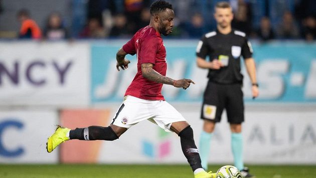 Guélor Kanga ze Sparty při penaltě během rozstřelu proti Teplicím. Guélor Kanga ze Sparty při penaltě během rozstřelu proti Teplicím.