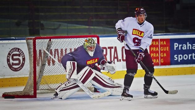 Sparťanský útočník Ondřej Procházka před brankářem Davidem Honzíkem během tréninku v holešovické Tipsport areně. Sparťanský útočník Ondřej Procházka před brankářem Davidem Honzíkem během tréninku v holešovické Tipsport areně.